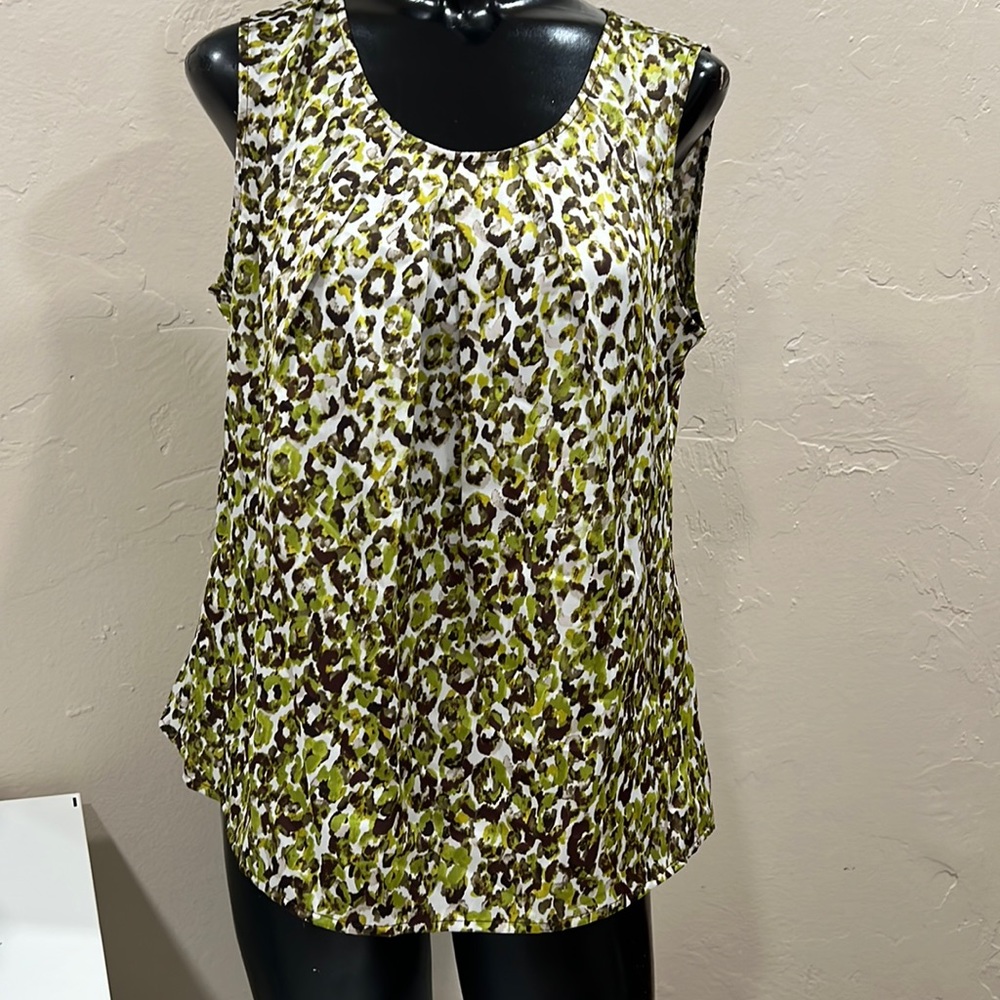 Kasper woman’s sleeveless blouse size medium in green and brown pattern